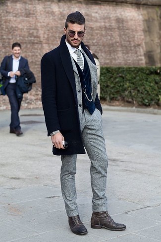 Wie grauen Anzug mit dunkelbrauner Lederfreizeitstiefel zu kombinieren – 5 Elegante Herren Outfits: Kombinieren Sie einen grauen Anzug mit einem dunkelblauen Mantel für einen stilvollen, eleganten Look. Fühlen Sie sich mutig? Wählen Sie eine dunkelbraune Lederfreizeitstiefel.