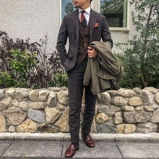 Grauen Wollanzug kombinieren – 112 Herren Outfits kühl Wetter: Entscheiden Sie sich für einen klassischen Stil in einem grauen Wollanzug und einem braunen Mantel mit Hahnentritt-Muster. Komplettieren Sie Ihr Outfit mit braunen Leder Slippern mit Quasten.