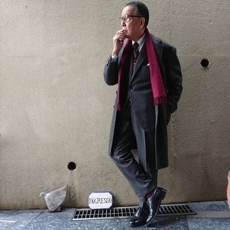 60 Jährige: Welche Oxford Schuhe mit grauen Anzuges zu tragen – 2 Winter Herren Outfits: Kombinieren Sie einen grauen Anzug mit einem dunkelgrauen Mantel für eine klassischen und verfeinerte Silhouette. Vervollständigen Sie Ihr Look mit Oxford Schuhen. Was für eine schöne Winter-Look Idee!