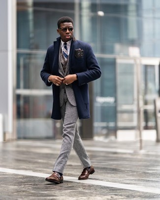 Grauen Wollanzug kombinieren – 411 Herren Outfits: Tragen Sie einen grauen Wollanzug und einen dunkelblauen Mantel für einen stilvollen, eleganten Look. Fühlen Sie sich ideenreich? Wählen Sie braunen Leder Slipper mit Fransen.