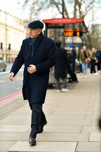 Wie dunkelblauen Mantel mit schwarzer Chelsea Boots aus Leder zu kombinieren – 51 Herren Outfits: Kombinieren Sie einen dunkelblauen Mantel mit einer dunkelblauen vertikal gestreiften Anzughose für eine klassischen und verfeinerte Silhouette. Wählen Sie die legere Option mit schwarzen Chelsea Boots aus Leder.