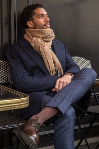 Beige Schal kombinieren – 64 Elegante Herren Outfits: Für ein bequemes Couch-Outfit, vereinigen Sie einen dunkelblauen Mantel mit einem beige Schal. Fühlen Sie sich mutig? Entscheiden Sie sich für eine dunkelbraune Lederfreizeitstiefel.