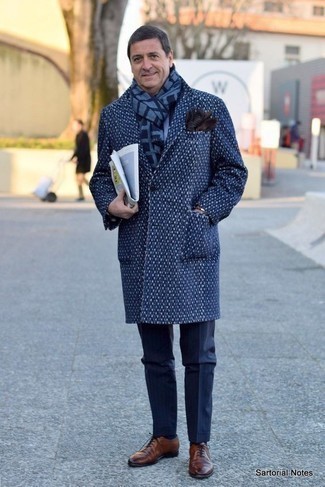 Handschuhe kombinieren – 500+ Herren Outfits: Entscheiden Sie sich für einen dunkelblauen Mantel und Handschuhe für einen entspannten Wochenend-Look. Fügen Sie braunen Leder Oxford Schuhe für ein unmittelbares Style-Upgrade zu Ihrem Look hinzu.