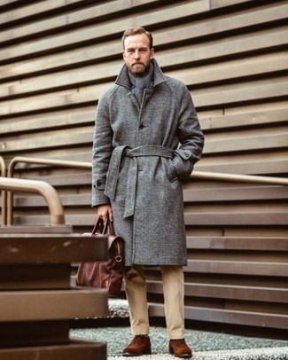 Dunkelbraune Leder Aktentasche kombinieren – 102 Herren Outfits kühl Wetter: Kombinieren Sie einen grauen Mantel mit einer dunkelbraunen Leder Aktentasche für einen entspannten Wochenend-Look. Fühlen Sie sich mutig? Komplettieren Sie Ihr Outfit mit braunen Wildleder Oxford Schuhen.