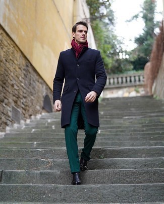 Welche Oxford Schuhe mit dunkeltürkiser Anzughose zu tragen – 24 Elegante Herren Outfits: Vereinigen Sie einen dunkelblauen Mantel mit einer dunkeltürkisen Anzughose für eine klassischen und verfeinerte Silhouette. Dieses Outfit passt hervorragend zusammen mit Oxford Schuhen.