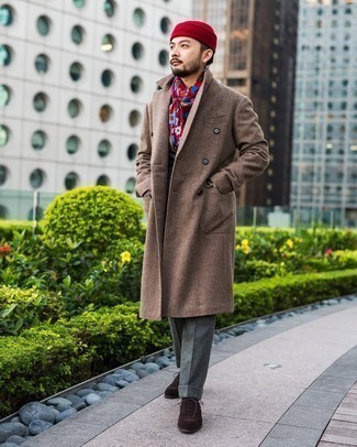 Roten Schal kombinieren – 297 Herren Outfits: Kombinieren Sie einen braunen Mantel mit einem roten Schal für einen entspannten Wochenend-Look. Putzen Sie Ihr Outfit mit dunkelbraunen Wildleder Oxford Schuhen.