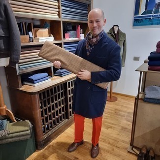 Elegante kühl Wetter Outfits Herren 2024: Kombinieren Sie einen dunkelblauen Mantel mit einer roten Anzughose für einen stilvollen, eleganten Look. Fühlen Sie sich mutig? Entscheiden Sie sich für dunkelbraunen geflochtenen Leder Slipper.