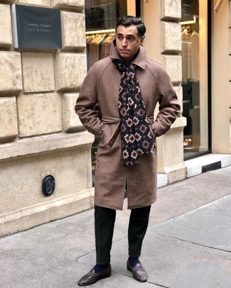 Elegante kühl Wetter Outfits Herren 2024: Entscheiden Sie sich für einen klassischen Stil in einem braunen Mantel mit Hahnentritt-Muster und einer dunkelgrauen Wollanzughose. Dunkelbraune Leder Slipper sind eine großartige Wahl, um dieses Outfit zu vervollständigen.