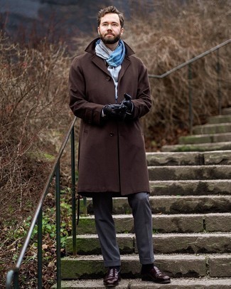 Dunkelbraunen Mantel kombinieren – 500+ Herren Outfits: Erwägen Sie das Tragen von einem dunkelbraunen Mantel und einer dunkelgrauen Anzughose, um vor Klasse und Perfektion zu strotzen. Fühlen Sie sich mutig? Entscheiden Sie sich für dunkelbraunen Leder Slipper.