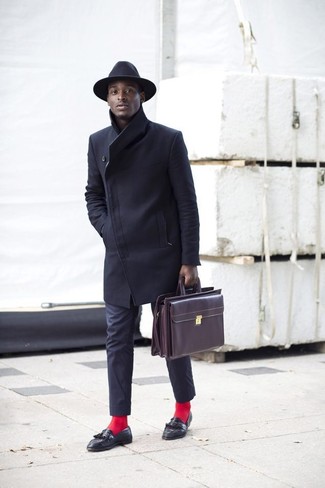 Hut kombinieren – 178 Elegante Herren Outfits kühl Wetter: Für ein bequemes Couch-Outfit, entscheiden Sie sich für einen schwarzen Mantel und einen Hut. Fühlen Sie sich ideenreich? Wählen Sie schwarzen Leder Slipper mit Quasten.