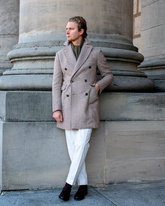 Beigen Mantel mit Fischgrätenmuster kombinieren – 14 Herren Outfits: Kombinieren Sie einen beigen Mantel mit Fischgrätenmuster mit einer weißen Anzughose für einen stilvollen, eleganten Look. Schwarze Leder Slipper mit Quasten sind eine perfekte Wahl, um dieses Outfit zu vervollständigen.