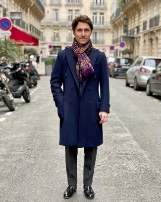 Elegante kühl Wetter Outfits Herren 2024: Tragen Sie einen dunkelblauen Mantel und eine dunkelgraue vertikal gestreifte Anzughose für einen stilvollen, eleganten Look. Schwarze Leder Slipper mit Quasten sind eine großartige Wahl, um dieses Outfit zu vervollständigen.