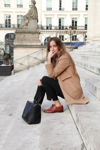 Anzughose kombinieren – 438 Damen Outfits: Entscheiden Sie sich für einen beige Mantel und eine Anzughose, um eine entspannte und gleichzeitig raffinierte Stimmung zu schaffen. Braune Leder Oxford Schuhe sind eine ideale Wahl, um dieses Outfit zu vervollständigen.