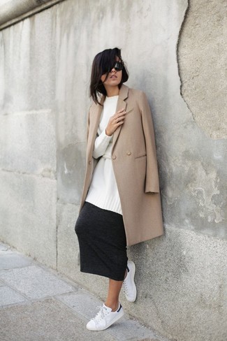 Dunkelgrauen Rock kombinieren – 337 Damen Outfits: Vereinigen Sie einen beige Mantel mit einem dunkelgrauen Rock für den Stil, der perfekt für die Freizeit geeignet ist. Weiße Segeltuch niedrige Sneakers fügen sich nahtlos in einer Vielzahl von Outfits ein.