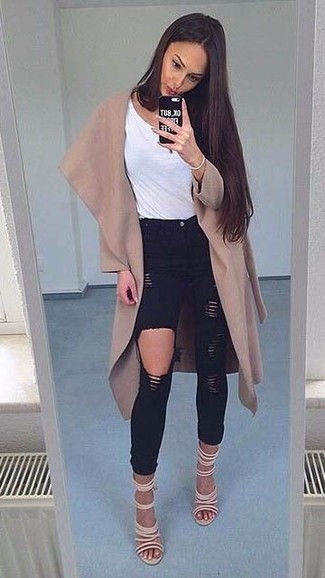 Schwarze und weiße Hose kombinieren – 357 Casual Damen Outfits kühl Wetter: Probieren Sie diese Paarung aus einem beige Mantel und einer schwarzen und weißen Hose, um einen stylischen Alltags-Look zu erzielen. Vervollständigen Sie Ihr Look mit hellbeige Leder Sandaletten.