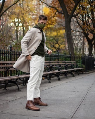 Weiße Cord Chinohose kombinieren – 38 Herren Outfits: Tragen Sie einen beigen Mantel und eine weiße Cord Chinohose, um einen modischen Freizeitlook zu kreieren. Dieses Outfit passt hervorragend zusammen mit einer braunen Lederfreizeitstiefeln.