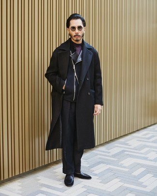 kühl Wetter Outfits Herren 2024: Kombinieren Sie einen schwarzen Mantel mit einer schwarzen Anzughose, um vor Klasse und Perfektion zu strotzen. Machen Sie diese Aufmachung leger mit schwarzen Wildleder Slippern.