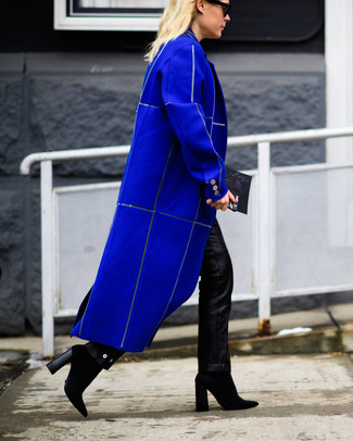 Schwarze Clutch kombinieren – 206 Damen Outfits kalt Wetter: Probieren Sie diese Kombi aus einem blauen Mantel und einer schwarzen Clutch, um einen modernen super lässigen Trend-Look zu erreichen. Ergänzen Sie Ihr Look mit schwarzen Wildleder Stiefeletten.