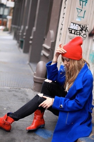 blauer Mantel, schwarze enge Jeans mit Destroyed-Effekten, rote Leder Stiefeletten, rote Mütze für Damen