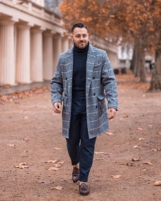 Strick Rollkragenpullover kombinieren – 500+ Herren Outfits: Entscheiden Sie sich für einen Strick Rollkragenpullover und eine dunkelblaue Anzughose für einen stilvollen, eleganten Look. Fühlen Sie sich ideenreich? Wählen Sie dunkelbraunen geflochtenen Leder Slipper mit Quasten.