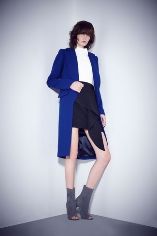 blauer Mantel, weißer Rollkragenpullover, schwarzer Minirock mit Rüschen, graue Wildleder Stiefeletten mit Ausschnitten für Damen