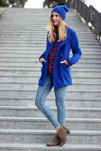 Welche Mäntel mit blauer enger Jeans zu tragen – 262 Damen Outfits kalt Wetter: Wenn Sie einen ultralässigen Look erzielen müssen, kombinieren Sie einen Mantel mit blauen engen Jeans. Komplettieren Sie Ihr Outfit mit braunen Wildleder Stiefeletten.