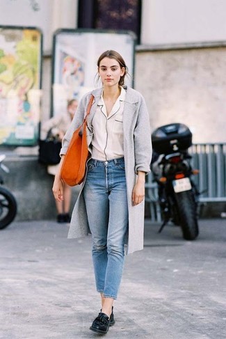 Slipper mit Quasten kombinieren – 103 Damen Outfits: Wir glauben mit dieser Paarung aus einem grauen Mantel und blauen Jeans ist den ultimativen Freizeit-Stil gefunden. Slipper mit Quasten sind eine kluge Wahl, um dieses Outfit zu vervollständigen.
