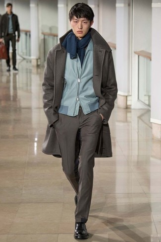 Graue Bomberjacke kombinieren – 2 Herren Outfits kalt Wetter: Kombinieren Sie eine graue Bomberjacke mit einer dunkelbraunen Anzughose für einen stilvollen, eleganten Look. Komplettieren Sie Ihr Outfit mit schwarzen Leder Derby Schuhen.