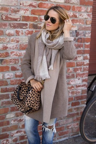 Beige Schal kombinieren – 210 Damen Outfits: Um einen tollen Freizeit-Look zu kreieren, sind ein brauner Mantel und ein beige Schal ganz super geeignet.