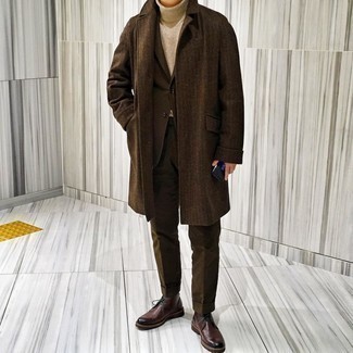 Braunen Anzug kombinieren – 1 Smart-Casual Winter Herren Outfits: Kombinieren Sie einen braunen Anzug mit einem braunen Mantel, um vor Klasse und Perfektion zu strotzen. Machen Sie diese Aufmachung leger mit dunkelbraunen Chukka-Stiefeln aus Leder. Schon ergibt sich ein schönes Winter-Outfit.