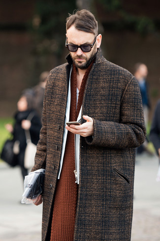 30 Jährige: Braunen Schal kombinieren – 128 Smart-Casual Herren Outfits: Für ein bequemes Couch-Outfit, kombinieren Sie einen braunen Mantel mit Schottenmuster mit einem braunen Schal.