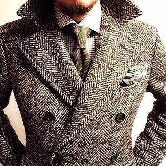 Dunkeltürkise Wollkrawatte kombinieren – 1 Herren Outfits kalt Wetter: Paaren Sie einen braunen Mantel mit Fischgrätenmuster mit einer dunkeltürkisen Wollkrawatte für einen stilvollen, eleganten Look.