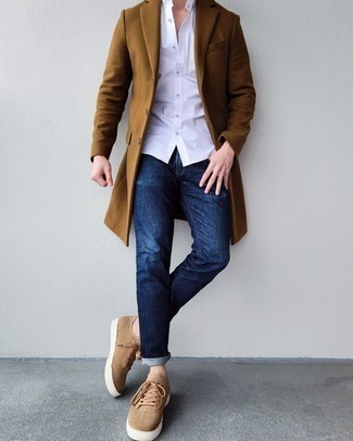 30 Jährige: Beige Segeltuch niedrige Sneakers kombinieren – 16 Herren Outfits kalt Wetter: Kombinieren Sie einen braunen Mantel mit dunkelblauen Jeans, wenn Sie einen gepflegten und stylischen Look wollen. Wenn Sie nicht durch und durch formal auftreten möchten, entscheiden Sie sich für beige Segeltuch niedrige Sneakers.
