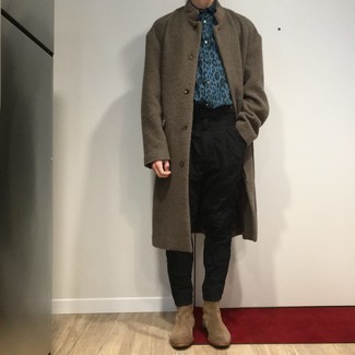 Braunen Mantel kombinieren – 879+ Herren Outfits: Erwägen Sie das Tragen von einem braunen Mantel und einer schwarzen Chinohose für einen für die Arbeit geeigneten Look. Fügen Sie beige Chelsea Boots aus Wildleder für ein unmittelbares Style-Upgrade zu Ihrem Look hinzu.