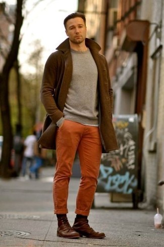 Rotbraune Lederfreizeitstiefel kombinieren – 241 Smart-Casual Herren Outfits kalt Wetter: Kombinieren Sie einen braunen Mantel mit einer orange Chinohose für Ihren Bürojob. Eine rotbraune Lederfreizeitstiefel sind eine gute Wahl, um dieses Outfit zu vervollständigen.