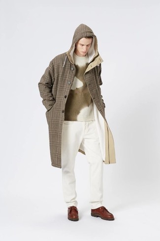 Braune Chukka-Stiefel aus Leder kombinieren – 679+ Herren Outfits: Kombinieren Sie einen braunen Mantel mit Hahnentritt-Muster mit weißen Jeans für einen für die Arbeit geeigneten Look. Braune Chukka-Stiefel aus Leder sind eine großartige Wahl, um dieses Outfit zu vervollständigen.