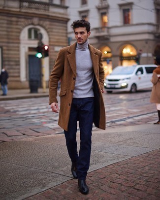 Grauen Pullover kombinieren – 1200+ Smart-Casual Herren Outfits: Erwägen Sie das Tragen von einem grauen Pullover und dunkelblauen Jeans für ein bequemes Outfit, das außerdem gut zusammen passt. Fühlen Sie sich mutig? Komplettieren Sie Ihr Outfit mit schwarzen Chelsea Boots aus Leder.