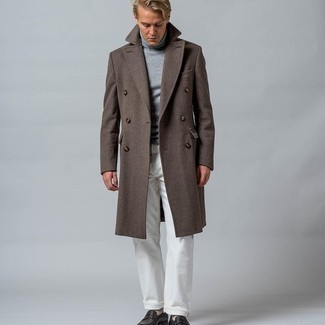 brauner Mantel, grauer Wollrollkragenpullover, weiße Jeans, dunkelbraune Leder Slipper für Herren