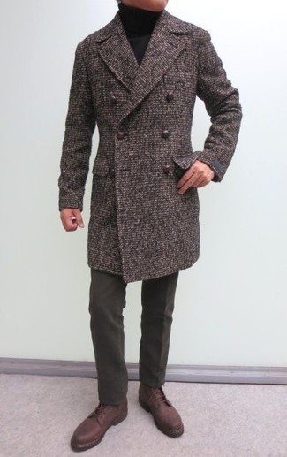 40 Jährige: Dunkelbraunen Mantel kombinieren – 33 Smart-Casual Herren Outfits kühl Wetter: Entscheiden Sie sich für einen dunkelbraunen Mantel und eine dunkelbraune Wollanzughose für einen stilvollen, eleganten Look. Fühlen Sie sich ideenreich? Wählen Sie eine braune Lederfreizeitstiefel.
