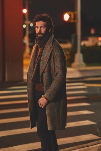 Dunkelbraunen Mantel mit Schottenmuster kombinieren – 85 Herren Outfits: Tragen Sie einen dunkelbraunen Mantel mit Schottenmuster und eine schwarze Chinohose, wenn Sie einen gepflegten und stylischen Look wollen.