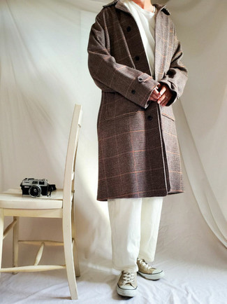 Dunkelbraunen Mantel mit Schottenmuster kombinieren – 85 Herren Outfits: Kombinieren Sie einen dunkelbraunen Mantel mit Schottenmuster mit einer weißen Chinohose für einen für die Arbeit geeigneten Look. Bringen Sie die Dinge durcheinander, indem Sie beige Segeltuch niedrige Sneakers mit diesem Outfit tragen.