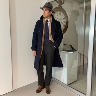 Braune Leder Oxford Schuhe kombinieren – 1200+ Herren Outfits: Vereinigen Sie einen dunkelblauen Mantel mit einer dunkelgrauen Anzughose für einen stilvollen, eleganten Look. Vervollständigen Sie Ihr Look mit braunen Leder Oxford Schuhen.