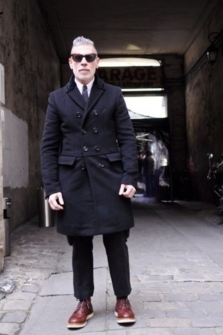 Schwarze Wollanzughose kombinieren – 57 Herren Outfits: Entscheiden Sie sich für einen schwarzen Mantel und eine schwarze Wollanzughose für eine klassischen und verfeinerte Silhouette. Eine dunkelrote Lederfreizeitstiefel verleihen einem klassischen Look eine neue Dimension.