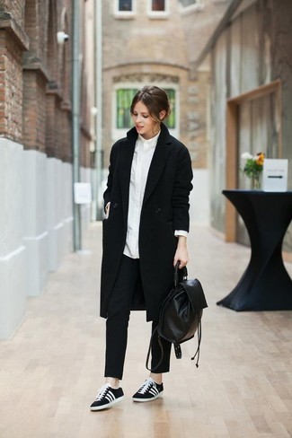Hemd kombinieren – 500+ Elegante Damen Outfits: Möchten Sie ein klassisches Aussehen zaubern, ist diese Kombination aus einem Hemd und einer schwarzen Anzughose ganz besonders gut. Schwarze und weiße niedrige Sneakers sind eine perfekte Wahl, um dieses Outfit zu vervollständigen.