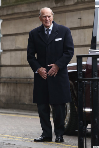 Prince Philip trägt schwarzer Mantel, weißes Businesshemd, schwarze Anzughose, schwarze Leder Oxford Schuhe