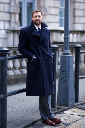 Welche Businesshemden mit blauen Mantels zu tragen – 262 Herren Outfits: Kombinieren Sie einen blauen Mantel mit einem Businesshemd für eine klassischen und verfeinerte Silhouette. Dunkelrote Leder Oxford Schuhe sind eine einfache Möglichkeit, Ihren Look aufzuwerten.