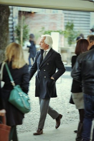 50 Jährige: Braune Leder Oxford Schuhe kombinieren – 67 Herren Outfits warm Wetter: Kombinieren Sie einen dunkelgrauen Mantel mit einer grauen Wollanzughose, um vor Klasse und Perfektion zu strotzen. Braune Leder Oxford Schuhe sind eine gute Wahl, um dieses Outfit zu vervollständigen.