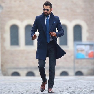 Braune Oxford Schuhe kombinieren – 500+ Elegante Herren Outfits: Geben Sie den bestmöglichen Look ab in einem dunkelblauen Mantel und einer dunkelgrauen Anzughose. Ergänzen Sie Ihr Look mit braunen Oxford Schuhen.