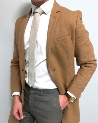 Wie weißes Businesshemd mit braunen Mantels zu kombinieren – 103 Elegante Herren Outfits: Entscheiden Sie sich für einen braunen Mantel und ein weißes Businesshemd, um vor Klasse und Perfektion zu strotzen.