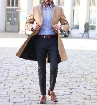 Welche Businesshemden mit beigen Mantels zu tragen – 188 Elegante Herren Outfits kalt Wetter: Entscheiden Sie sich für einen beigen Mantel und ein Businesshemd für einen stilvollen, eleganten Look. Braune Leder Slipper sind eine gute Wahl, um dieses Outfit zu vervollständigen.